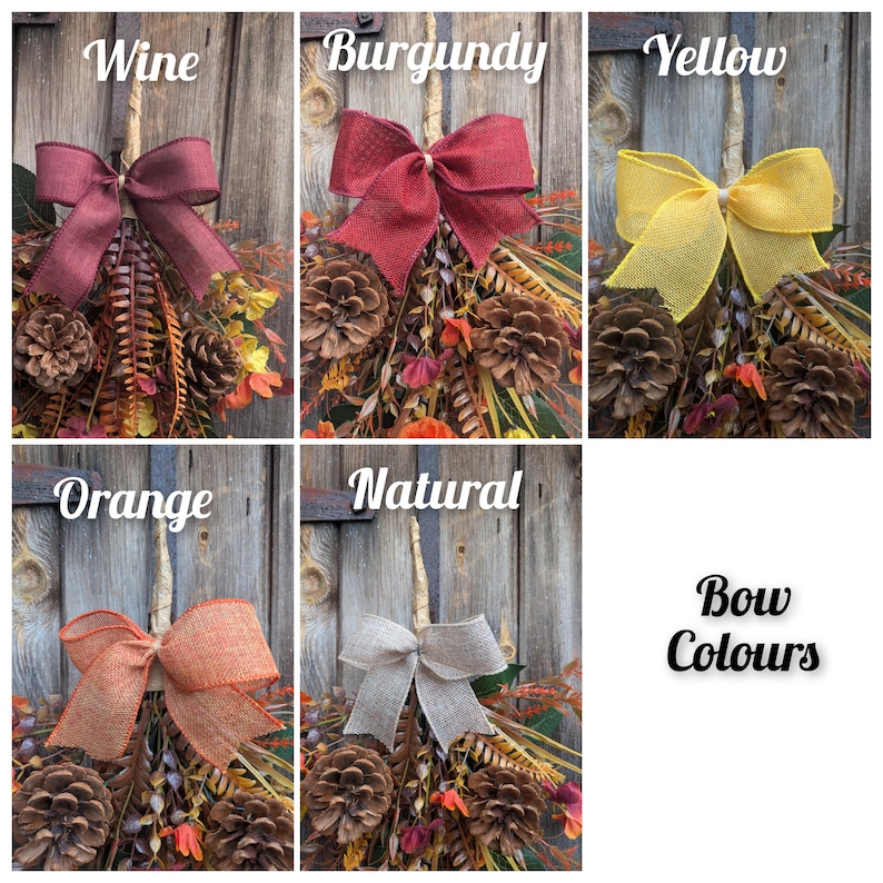 Pu&ograve; includere: Una collezione di cinque decorazioni da porta con pigne, fogliame essiccato e fiocchi in iuta nei colori vino, bordeaux, giallo, arancione e naturale. Ogni composizione &egrave; legata con una corda di iuta ed etichettata con il colore del fiocco.