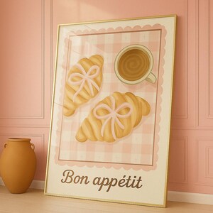 Lámina artística "Buen provecho": decoración de pared para cocina con croissant y café kawaii, póster de panadería francesa "Coquette", estética de cafetería rosa pastel (A4)