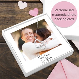 Geperonaliseerd foto Valentijnsdag cadeau voor vriendin LGBTQ | Zilveren ketting met magnetische foto backing kaart | Lesbisch romantisch cadeau |