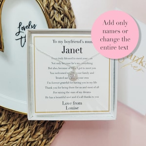 Puede incluir: Una caja de regalo blanca con un collar de plata en su interior. La caja tiene un mensaje personalizado que dice: "To my boyfriend's mum Janet I was truly blessed to meet your son Not only because he's my everything But also, because of him, I got to meet you You welcomed me to your family and Treated me like your own I'm forever grateful for having you in my life Thank you for being there for us and most of all For raising the man of my dreams He has a beautiful soul and it's all thanks to you Love from Louise"