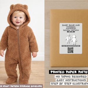 Könnte beinhalten: Ein Kleinkind trägt einen braunen Teddy-Overall mit Kapuze und Reißverschluss. Daneben befindet sich ein Kraftpapierumschlag mit der Aufschrift "Baby Bear Ear Hooded Jumpsuit Sewing Pattern". Der Umschlag trägt auch die Aufschrift "Printed Paper Pattern".