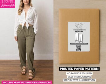 Può includere: Una donna indossa una camicia bianca e pantaloni verde oliva. Viene mostrata una busta di carta modello marrone con un'etichetta che recita "Side Tie Pants Sewing Pattern". La busta indica anche "Printed Paper Pattern".