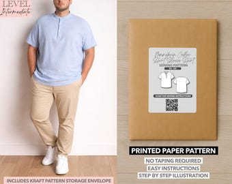 Peut inclure: Une chemise bleu clair à manches courtes avec un col mao et un pantalon beige. Une enveloppe de patron en papier brun avec une étiquette blanche indiquant "Mandarin Collar Short Sleeve Shirt Sewing Pattern". Le texte "Printed Paper Pattern" est également visible.