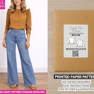 Pode incluir: Uma mulher vestindo uma blusa mostarda com acabamento em babados e jeans azul claro de pernas largas. À direita, um envelope de papel kraft com um rótulo de padrão de costura. O rótulo diz "Ruffle Trim & Blouse Sewing Pattern".