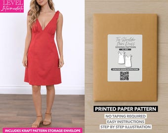 Peut inclure: Une femme porte une mini-robe rouge avec un col en V et des bretelles nouées. À côté d'elle, une enveloppe en papier brun avec une étiquette indiquant "Tie Shoulder Mini Dress Sewing Pattern". L'enveloppe indique également "Printed Paper Pattern" et "No Taping Required".