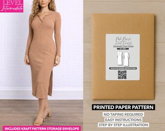 Può includere: Una donna indossa un abito in maglia a coste color cammello con maniche lunghe e spacco laterale. L'immagine mostra anche una busta di carta marrone con un'etichetta che recita "Polo Neck Knit Dress Sewing Pattern". La busta include il testo "Printed Paper Pattern".