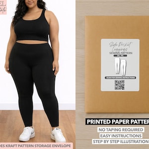 以下が含まれることがあります： 黒いスポーツブラとレギンスを着た女性。右側には、「Side Pocket Leggings Sewing Pattern」と書かれた白いラベルが付いた茶色の紙のパターン封筒があります。「Printed Paper Pattern」というテキストが封筒の下にあります。