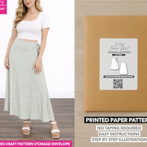 Può includere: Una donna indossa un top bianco e una lunga gonna floreale verde chiaro. Accanto a lei, una busta di carta marrone con il modello "Wrap Maxi Skirt Sewing Pattern". La busta indica anche "Printed Paper Pattern" e "No Taping Required".