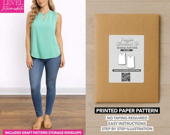 Peut inclure: Une femme porte un haut sans manches vert menthe et un jean bleu. À côté d'elle, une enveloppe de patron en papier brun avec une étiquette indiquant "Keyhole Sleeveless Top Sewing Pattern". Le texte "Printed Paper Pattern" est également visible.
