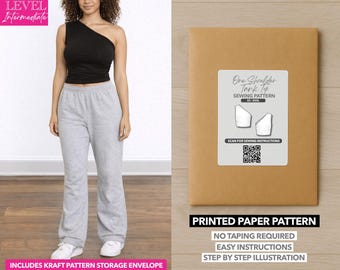 Può includere: Una donna indossa un top nero monospalla e pantaloni della tuta grigi. A destra, una busta di carta marrone con un'etichetta bianca che recita "One Shoulder Tank Top Sewing Pattern". Il testo "Printed Paper Pattern" è sotto l'etichetta.