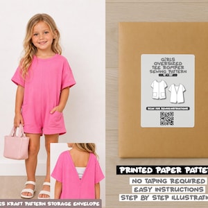Può includere: Una tutina rosa acceso a maniche corte con tasche frontali e un profondo scollo a V sulla schiena, abbinata a una borsa rosa chiaro. Include una busta in carta kraft marrone con l'etichetta Girls Oversized Tee Romper Sewing Pattern e un QR code.