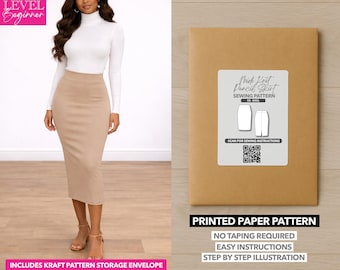 Op de afbeelding: Een vrouw draagt een witte coltrui en een beige potloodrok. Naast haar staat een bruine papieren patroon-envelop met het opschrift "Thick Knit Pencil Skirt Sewing Pattern". De envelop vermeldt ook "Printed Paper Pattern".