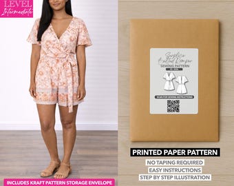 Può includere: Una donna indossa un romper color pesca con motivo floreale e cintura. Accanto a lei, una busta di carta marrone con l'etichetta "Surplice Belted Romper Sewing Pattern". Il modello è una stampa su carta.