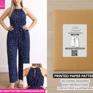 Pode incluir: Um macacão halter azul marinho com bolinhas brancas é mostrado. A imagem também mostra um envelope de papel kraft com um rótulo que diz "Halter Jumpsuit Sewing Pattern". O texto no envelope também diz "Printed Paper Pattern" e "No Taping Required".