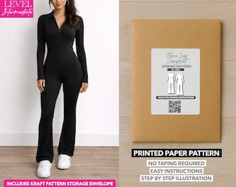Può includere: Tuta nera a coste con scollo a camicia e gambe a zampa. L'immagine mostra anche una busta di carta marrone con l'etichetta "Flare Leg Jumpsuit Sewing Pattern". Il modello include un codice QR e il testo "Printed Paper Pattern."