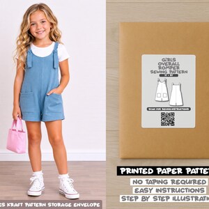May include: A blue overall romper with two front pockets, worn over a white t-shirt, paired with white sneakers and a small pink bag. Beside it is a brown kraft paper envelope featuring a label with a line drawing of the romper and a QR code.