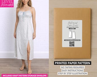 Peut inclure: Une femme porte une robe à imprimé floral bleu clair avec une fente avant. À côté d'elle, une enveloppe en papier brun avec l'inscription "Milkmaid Cami Dress Sewing Pattern". L'enveloppe indique également "Printed Paper Pattern" et "No Taping Required".