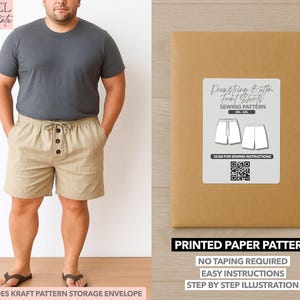 Pode incluir: Uma pessoa vestindo uma camiseta cinza e shorts bege com detalhes de botões. Um envelope de papel kraft exibe um padrão de costura para shorts com cordão e botões. O padrão inclui instruções fáceis e ilustrações passo a passo.