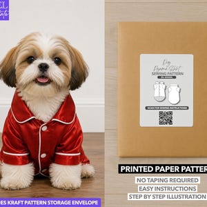 Op de afbeelding: Een Shih Tzu hond draagt een rood satijnen pyjamashirt met witte biezen en knopen. Daarnaast ligt een bruine kraftenvelop met een label Dog Pyjama Shirt SEWING PATTERN, een QR-code en illustraties van het kledingstuk.