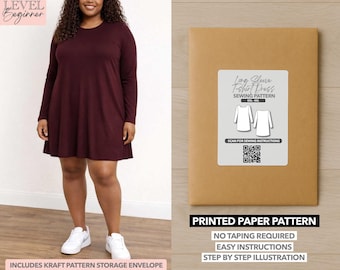 Peut inclure: Une femme porte une robe bordeaux à manches longues et des baskets blanches, à côté d'une enveloppe de patron en papier brun. L'enveloppe porte une étiquette indiquant "Long Sleeve T-shirt Dress Sewing Pattern". Le patron est de niveau débutant.