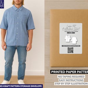 Op de afbeelding: Een lichtblauw overhemd met korte mouwen en een spijkerbroek. De afbeelding toont een bruine papieren patroon envelop met het opschrift "Loose Fit Buttondown Shirt Sewing Pattern". Het patroon bevat een kraft patroon opberg envelop.