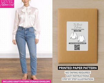 Può includere: Una donna indossa una camicetta bianca in raso con collo a cravatta e jeans blu. Nell'immagine è presente anche una busta di carta marrone con un'etichetta bianca che recita "Tie Neck Blouse Sewing Pattern". La busta include il testo "Printed Paper Pattern".