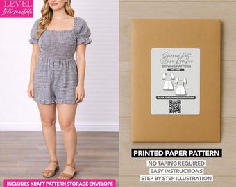 Può includere: Una donna indossa un romper a quadretti bianchi e neri con scollo quadrato e maniche a sbuffo. Accanto a lei, una busta di carta marrone con l'etichetta "Shirred Puff Sleeve Romper Sewing Pattern".