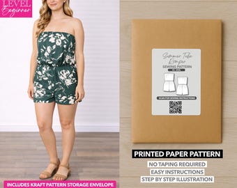 Op de afbeelding: Een vrouw draagt een strapless groene bloemenromper. Naast haar staat een bruine papieren patroon-envelop met het label "Summer Tube Romper Sewing Pattern". De envelop vermeldt ook "Printed Paper Pattern" en "No Taping Required".