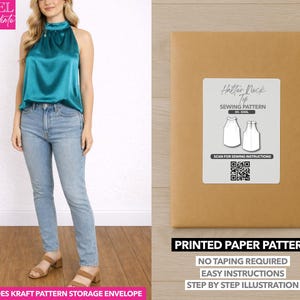 Op de afbeelding: Een vrouw draagt een turquoise haltertop en een blauwe jeans. Rechts staat een bruine papieren patroon-envelop met het opschrift "Halter Neck Top Sewing Pattern". Het patroon bevat een kraft papieren opbergomslag.