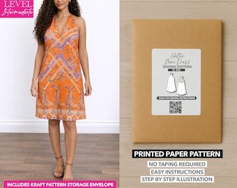 Può includere: Un miniabito arancione con scollo all'americana e motivo geometrico è in mostra. Viene mostrata una busta di carta kraft con un'etichetta per il modello di cucito. L'etichetta recita "Halter Mini Dress Sewing Pattern" e include un codice QR. È visibile anche il testo "Printed Paper Pattern".
