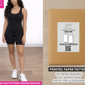 Könnte beinhalten: Eine Person trägt einen schwarzen Unitard-Romper. Daneben befindet sich ein brauner Papier-Schnittmusterumschlag mit einem weißen Etikett mit der Aufschrift "Unitard Romper Sewing Pattern". Das Etikett enthält Illustrationen und einen QR-Code. Der Umschlagtext lautet "Printed Paper Pattern".