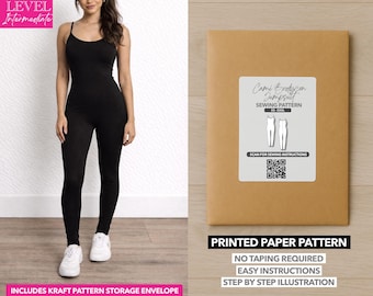 Peut inclure: Un combishort cami bodycon noir et un patron de couture. Le combishort est porté par une personne. Le patron de couture est dans une enveloppe en papier kraft avec une étiquette indiquant "Cami Bodycon Jumpsuit Sewing Pattern".