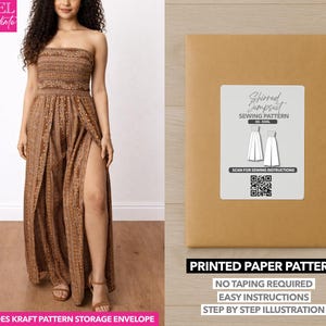 Könnte beinhalten: Eine Frau trägt einen braunen trägerlosen Jumpsuit mit geteiltem Bein. Das Bild zeigt auch einen Kraftpapierumschlag mit der Aufschrift "Shirred Jumpsuit Sewing Pattern". Das Schnittmuster enthält eine einfache Anleitung und eine Schritt-für-Schritt-Illustration.