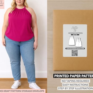 Puede incluir: Una mujer con un top halter magenta y vaqueros azules. A la derecha, un sobre de patrón de papel marrón con una etiqueta blanca que dice "Halter Top Sewing Pattern". El texto "Printed Paper Pattern" está debajo.