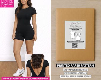 Peut inclure: Un romper noir avec un col rond et des manches courtes. L'image montre également une enveloppe de patron en papier kraft avec une étiquette indiquant "Backless Knit Romper Sewing Pattern". Le patron comprend des instructions faciles et des illustrations étape par étape.