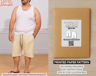Peut inclure: Une personne porte un débardeur blanc et un short beige avec un cordon de serrage. Un emballage en papier brun avec une étiquette indiquant "Drawstring Free Length Shorts Sewing Pattern" est également dans l'image. L'emballage indique également "Printed Paper Pattern".