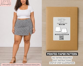 Peut inclure: Une femme porte un haut court blanc et une mini-jupe à carreaux noirs et blancs avec une fente. À côté d'elle, un emballage en papier brun avec l'étiquette "Split Hem Skirt Sewing Pattern". L'emballage indique également "Printed Paper Pattern".