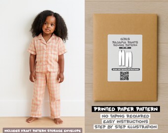 Op de afbeelding: Een kind draagt een perzik- en crèmekleurige geruite pyjama. De afbeelding toont ook een bruine papieren patroon envelop met een label met de tekst "GIRLS PAJAMA PANTS SEWING PATTERN". De envelop vermeldt ook "PRINTED PAPER PATTERN".