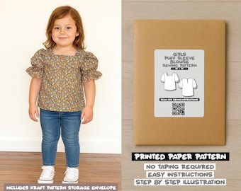 Op de afbeelding: Een jong meisje draagt een bloemenblouse met pofmouwen en een blauwe jeans, naast een bruine papieren patroon-envelop. De envelop heeft een label met de tekst "Girls Puff Sleeve Blouse Sewing Pattern" en de tekst "Printed Paper Pattern, No Taping Required, Easy Instructions, Step by Step Illustration."
