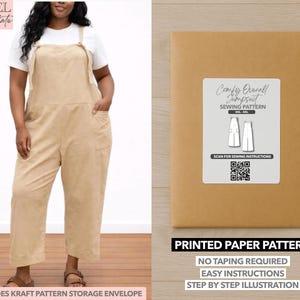 Puede incluir: Una mujer con un mono color beige y una camiseta blanca. El mono tiene bolsillos y tirantes ajustables. También se muestra un sobre de patrón de papel marrón con el texto "Comfy Overall Jumpsuit Sewing Pattern". El patrón incluye un sobre de almacenamiento de patrón kraft.