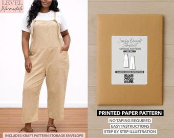 Peut inclure: Une femme porte une combinaison beige avec un t-shirt blanc. La combinaison a des poches et des bretelles réglables. Une enveloppe de patron en papier brun avec le texte "Comfy Overall Jumpsuit Sewing Pattern" est également montrée. Le patron comprend une enveloppe de rangement en papier kraft.