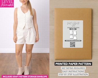 Può includere: Una donna indossa un gilet e pantaloncini color crema. L'immagine mostra anche una busta di carta marrone con l'etichetta "Vest + Shorts Set Sewing Pattern". La busta include il testo "Printed Paper Pattern" e "No Taping Required, Easy Instructions, Step by Step Illustration."