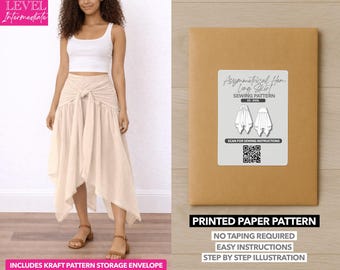 Op de afbeelding: Een vrouw draagt een witte crop top en een crèmekleurige asymmetrische zoomrok. Op de afbeelding staat ook een bruine papieren patroon envelop met het opschrift "Asymmetrical Hem Long Skirt Sewing Pattern". Het patroon bevat een kraft patroon opberg envelop.