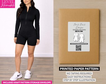 Peut inclure: Une combinaison noire à col montant avec des manches longues et un short. L'image montre également une enveloppe de patron en papier brun avec une étiquette indiquant "Mock Neck Romper Sewing Pattern". Le patron comprend un code QR et le texte "Printed Paper Pattern."