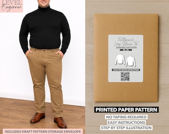 Peut inclure: Une personne portant un col roulé noir et un pantalon beige se tient à côté d'une enveloppe de patron en papier brun. L'enveloppe porte une étiquette blanche avec le texte "Turtleneck Long Sleeve Top Sewing Pattern" et un code QR. Le texte "Printed Paper Pattern" est également visible.