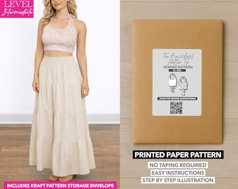 Può includere: Una donna indossa un top all'americana floreale e una gonna a balze. Nell'immagine è presente anche una busta di carta marrone con un'etichetta bianca che recita "Tie Backless Halter Top Sewing Pattern". Il testo "Printed Paper Pattern" è visibile.