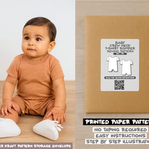 Può includere: Un bambino con maglietta e pantaloncini marroni, con scarpe bianche. Accanto al bambino c'è una busta di carta marrone con un'etichetta bianca che dice "Baby Crew Neck T-Shirt Romper Sewing Pattern". Il testo "Printed Paper Pattern" è sotto.