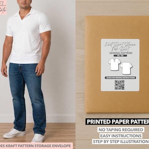 Puede incluir: Un hombre con un polo blanco y vaqueros azules junto a un sobre de patrón de papel marrón. El sobre tiene una etiqueta que dice "Knit Short Sleeve Polo Shirt Sewing Pattern". También se ve el texto "Printed Paper Pattern".