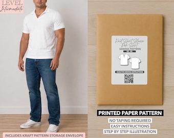 Peut inclure: Un homme porte un polo blanc et un jean bleu, à côté d'une enveloppe en papier brun contenant un patron de couture. L'étiquette indique "Knit Short Sleeve Polo Shirt Sewing Pattern". Le texte "Printed Paper Pattern" est également visible.