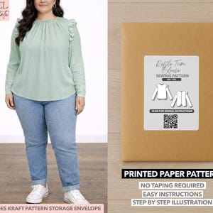 Pode incluir: Uma mulher vestindo uma blusa verde clara de manga comprida com acabamento em babados e jeans azul. Ao lado dela, um envelope de padrão de papel marrom com um rótulo branco que diz "Ruffle Trim Blouse Sewing Pattern". O texto "Printed Paper Pattern" também é visível.